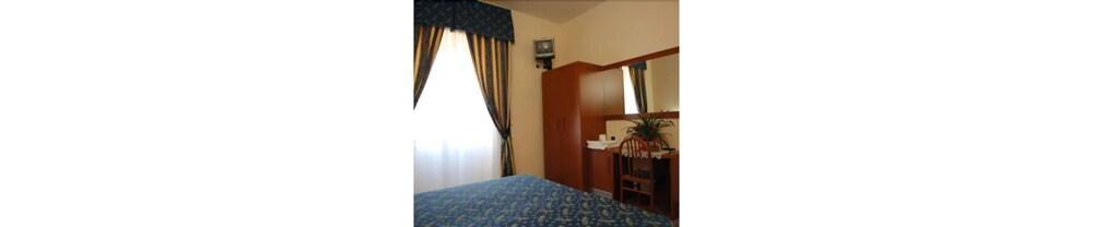 Hotel Maryelen 2 Рим Екстериор снимка